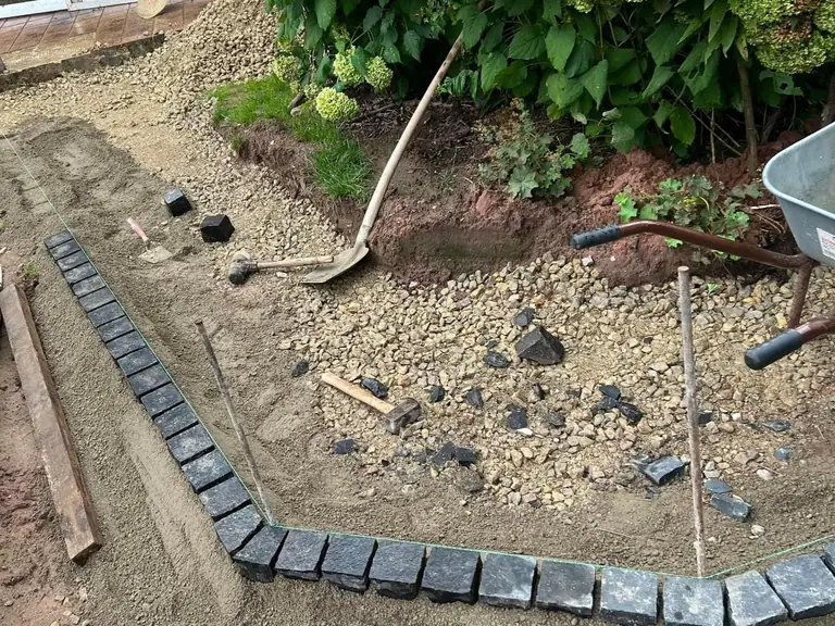 Beeteinfassung aus Granit-Kleinpflaster während der Ausführung