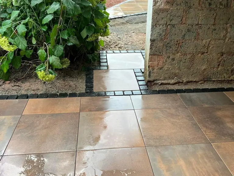Terrassenplatten mit Einfassung aus dunklem Kleinpflaster