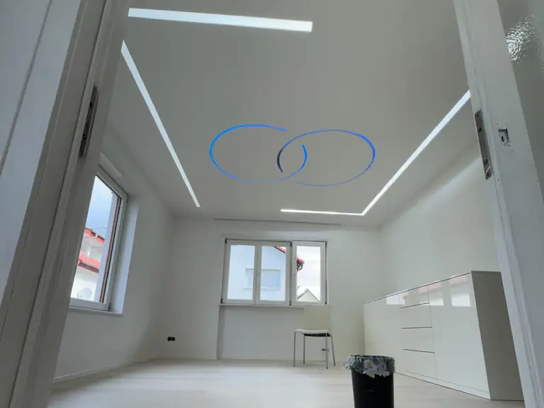 Heller Raum mit abgehängter Trockenbaudecke und integrierter LED-Beleuchtung